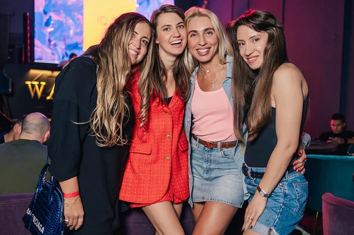 Quiz at Wave Lounge, Hollywood — Event photography