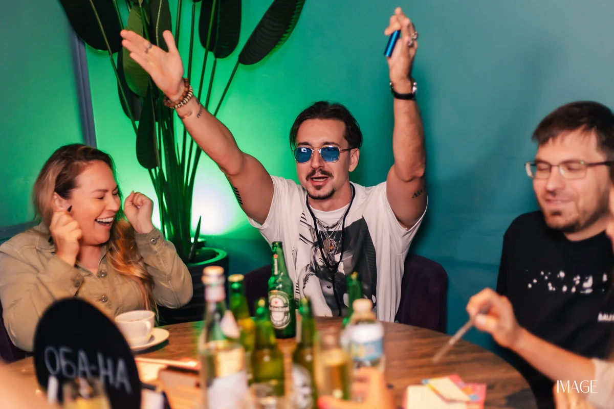 Quiz, please at Wave Lounge, Hollywood — Event photography